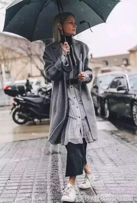 墨绿色毛衣配的衬衫穿搭,毛衣衬衫最温暖的叠穿套路