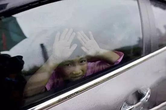 孩子反锁车内会有危险么,小孩被自己锁在车里怎么引导开门