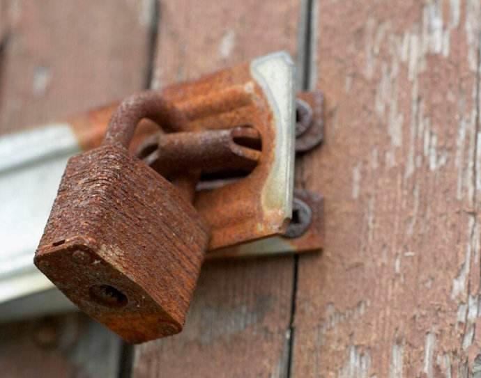 锁生锈了打不开怎么办,锁被雨淋了生锈了打不开