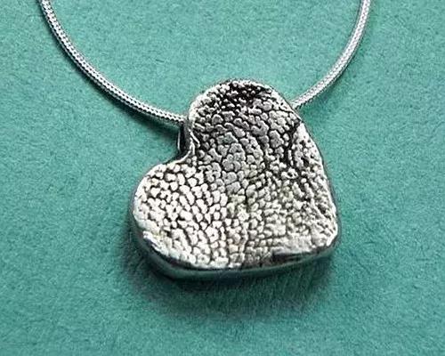 因为太爱狗鼻子，这帮老外搞了个“拜黑鼻头”神教！