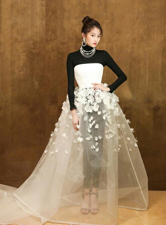 关晓彤穿透视裙走红毯，黑色内衣看的一清二楚，网友直呼辣眼睛