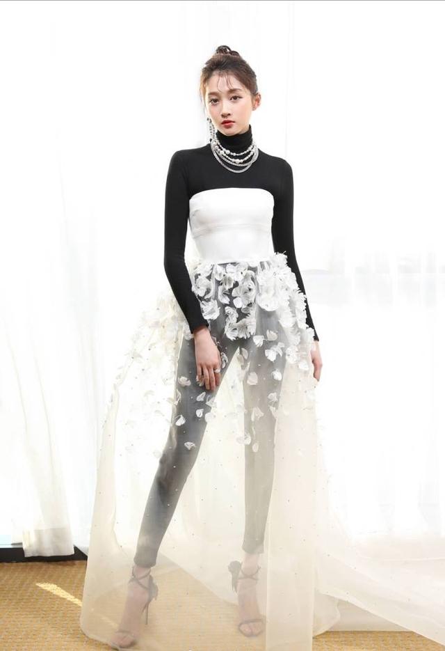 关晓彤穿透视裙走红毯，黑色内衣看的一清二楚，网友直呼辣眼睛