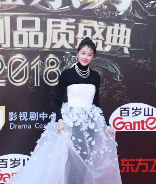 关晓彤穿透视裙走红毯，黑色内衣看的一清二楚，网友直呼辣眼睛