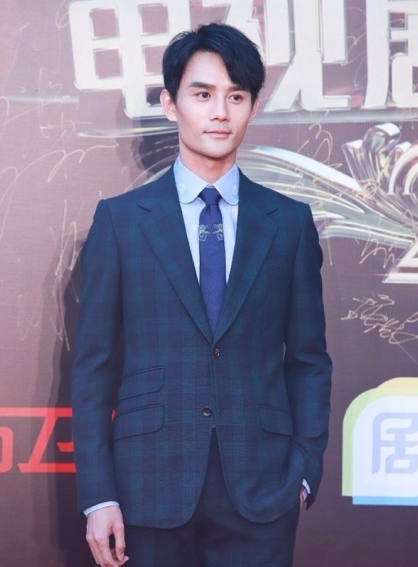 关晓彤穿透视裙走红毯，黑色内衣看的一清二楚，网友直呼辣眼睛