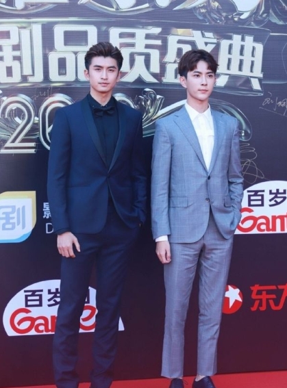 关晓彤穿透视裙走红毯，黑色内衣看的一清二楚，网友直呼辣眼睛