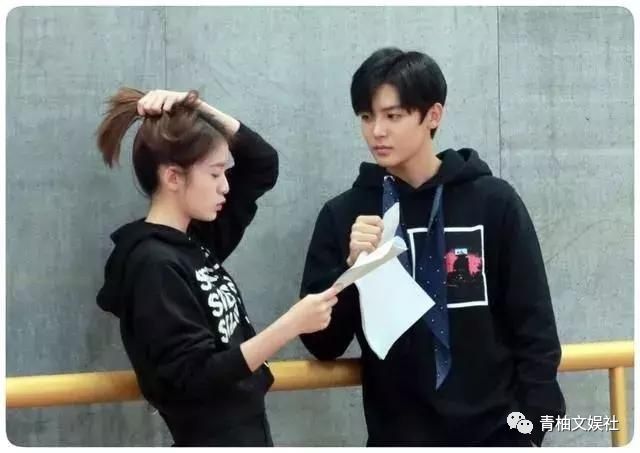 这次又双叒叕穿错了！关晓彤为何从国民闺女变成国民笑话？