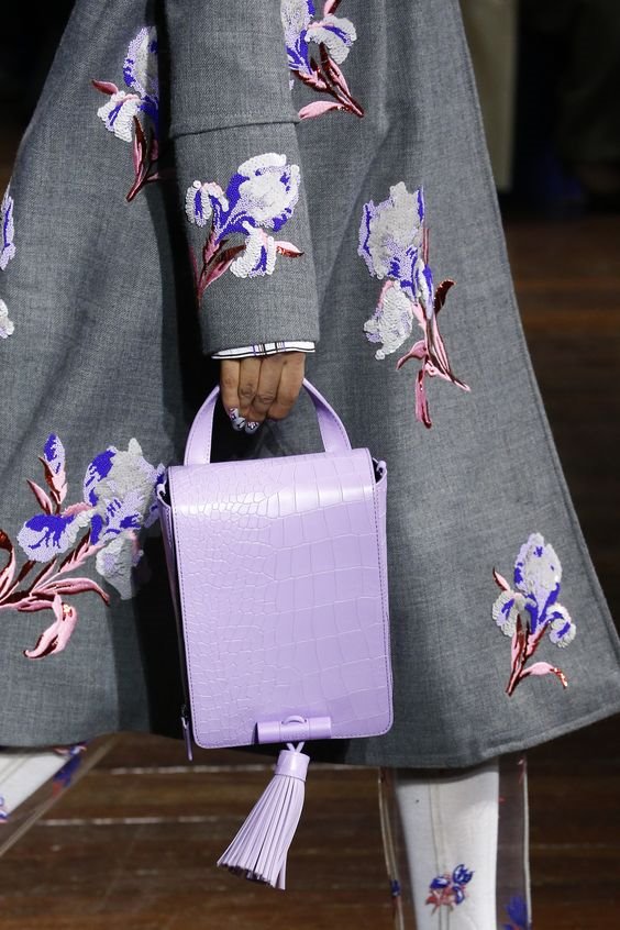 从包包到鞋子的潮牌推荐，驾驭得粉嫩系的妹子，尽收十里春风！