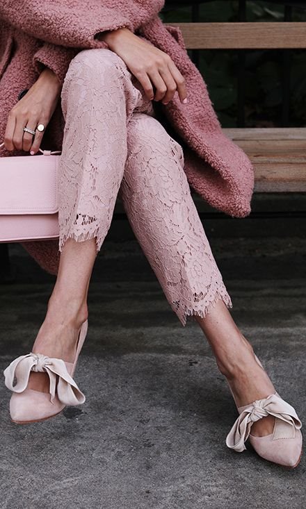 从包包到鞋子的潮牌推荐，驾驭得粉嫩系的妹子，尽收十里春风！