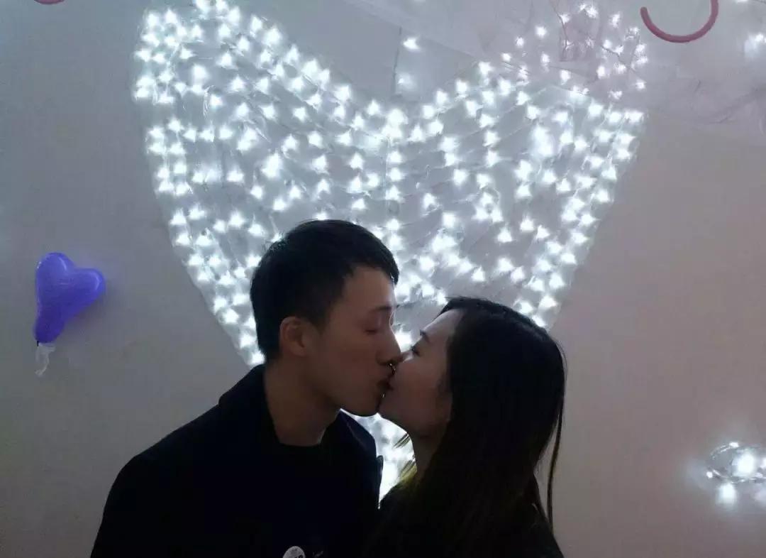 他在众目睽睽之下浪漫的单膝跪地,说“嫁给我!”