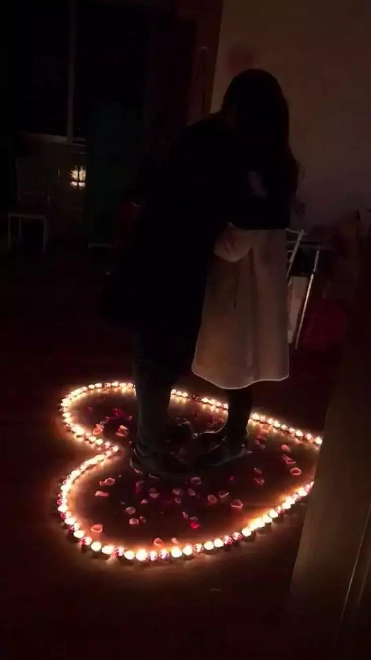 他在众目睽睽之下浪漫的单膝跪地,说“嫁给我!”