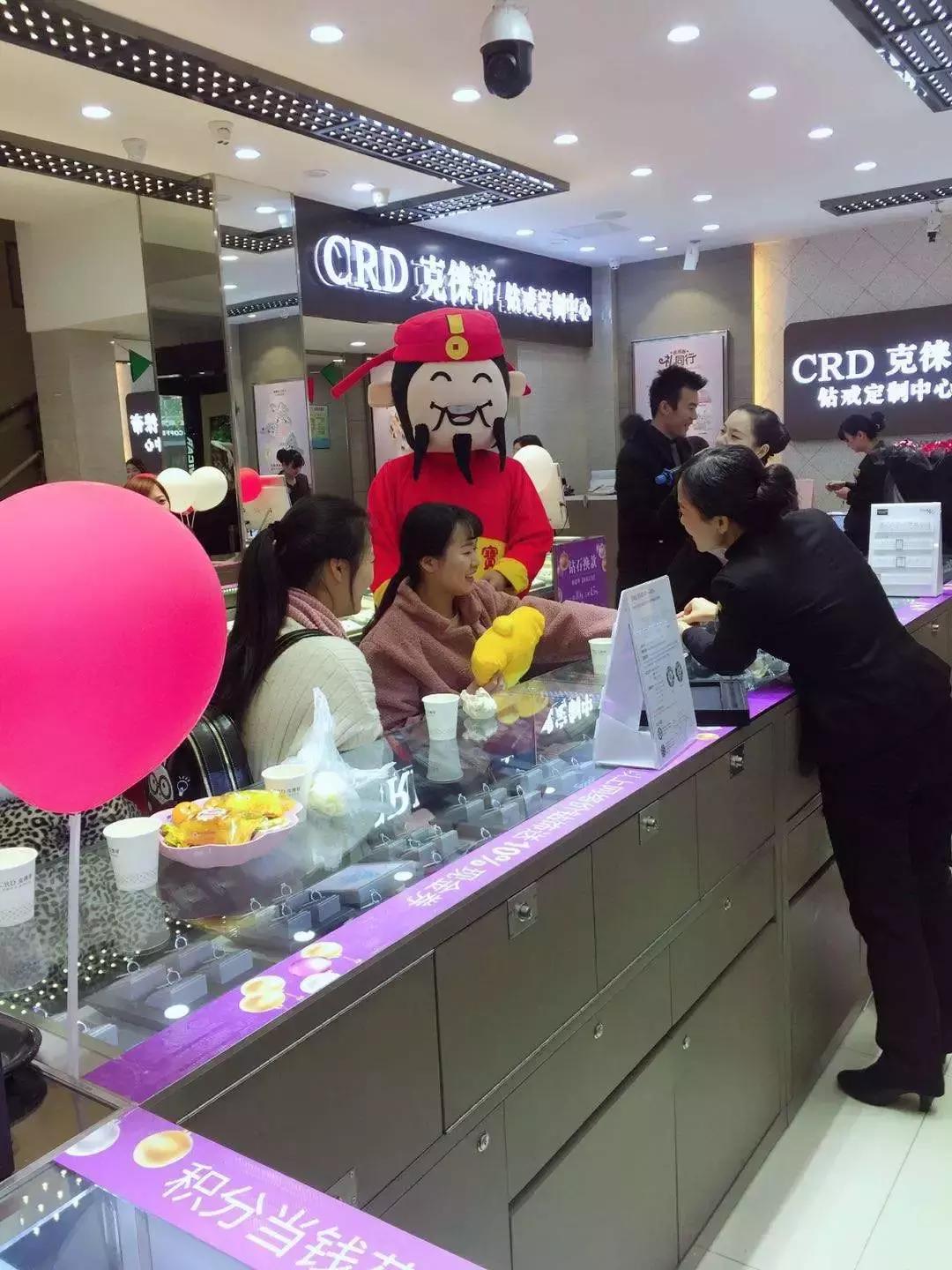 他在众目睽睽之下浪漫的单膝跪地,说“嫁给我!”