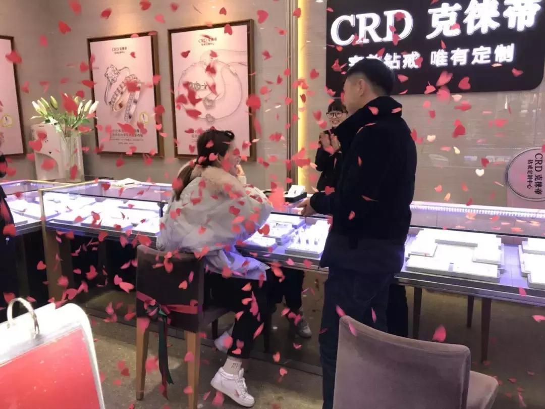 他在众目睽睽之下浪漫的单膝跪地,说“嫁给我!”