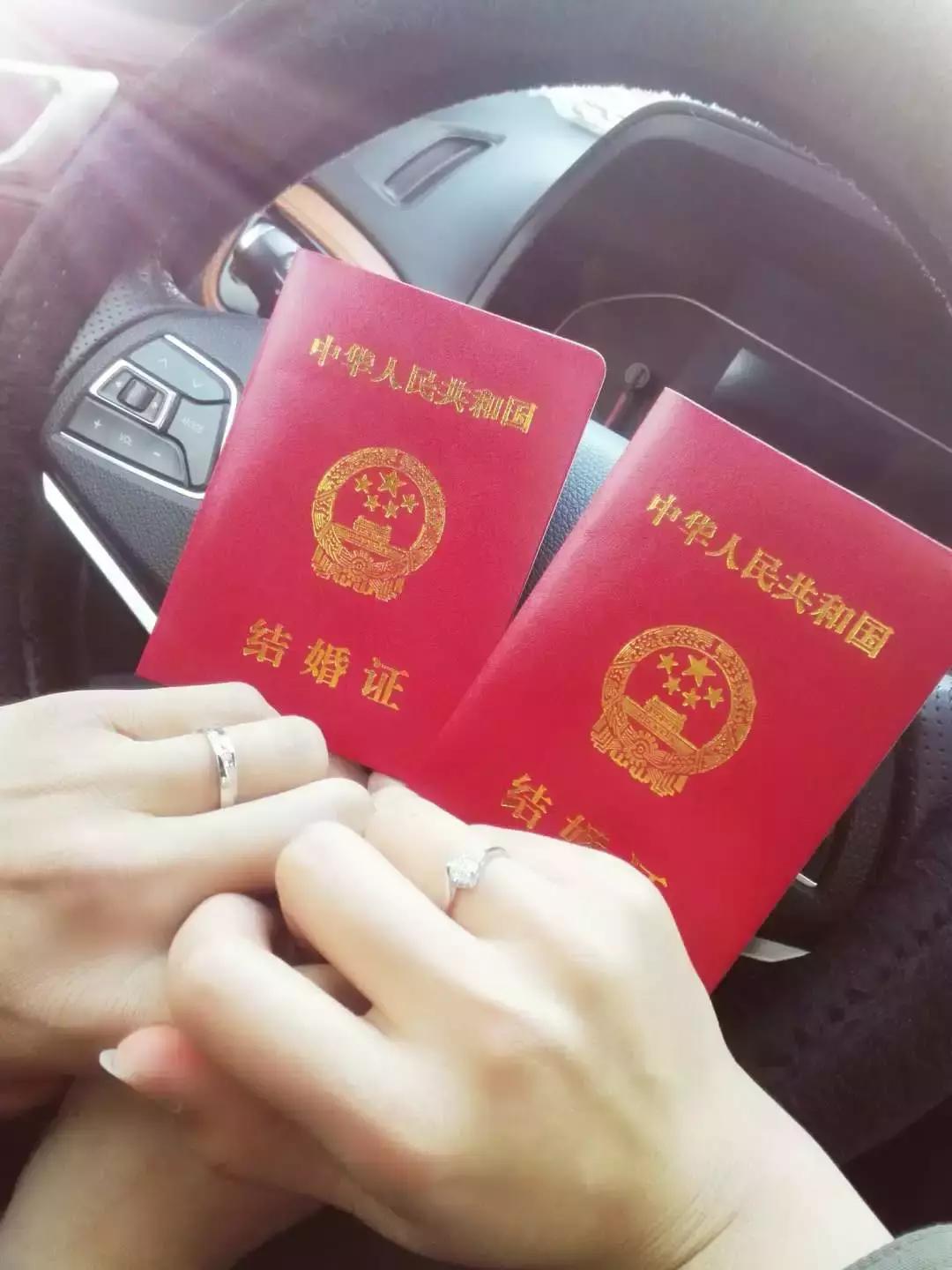 他在众目睽睽之下浪漫的单膝跪地,说“嫁给我!”