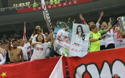 帕托和武大靖的“追星”很特别！一个球场隔空示爱，一个为其颁奖