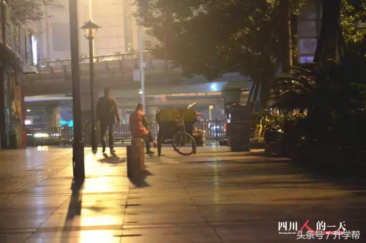 守护家园清洁的“黄玫瑰”：用扫帚唤醒城市