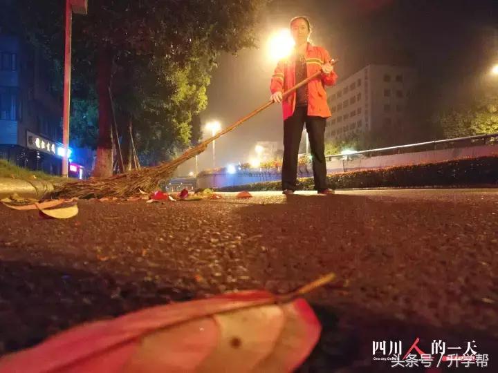 守护家园清洁的“黄玫瑰”：用扫帚唤醒城市