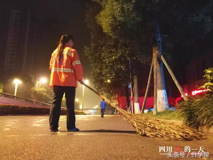 守护家园清洁的“黄玫瑰”：用扫帚唤醒城市