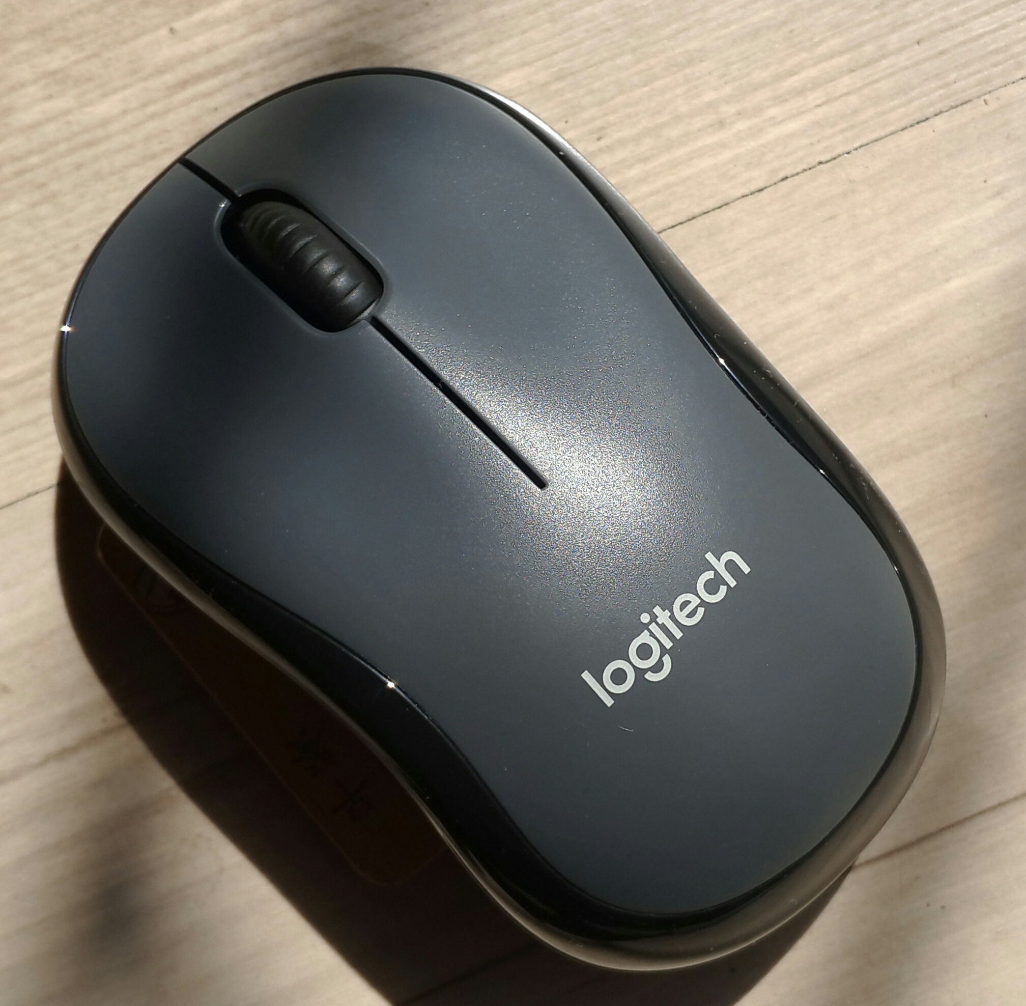 拆罗技无线鼠标的方法,拆一个全新的罗技m220无线鼠标