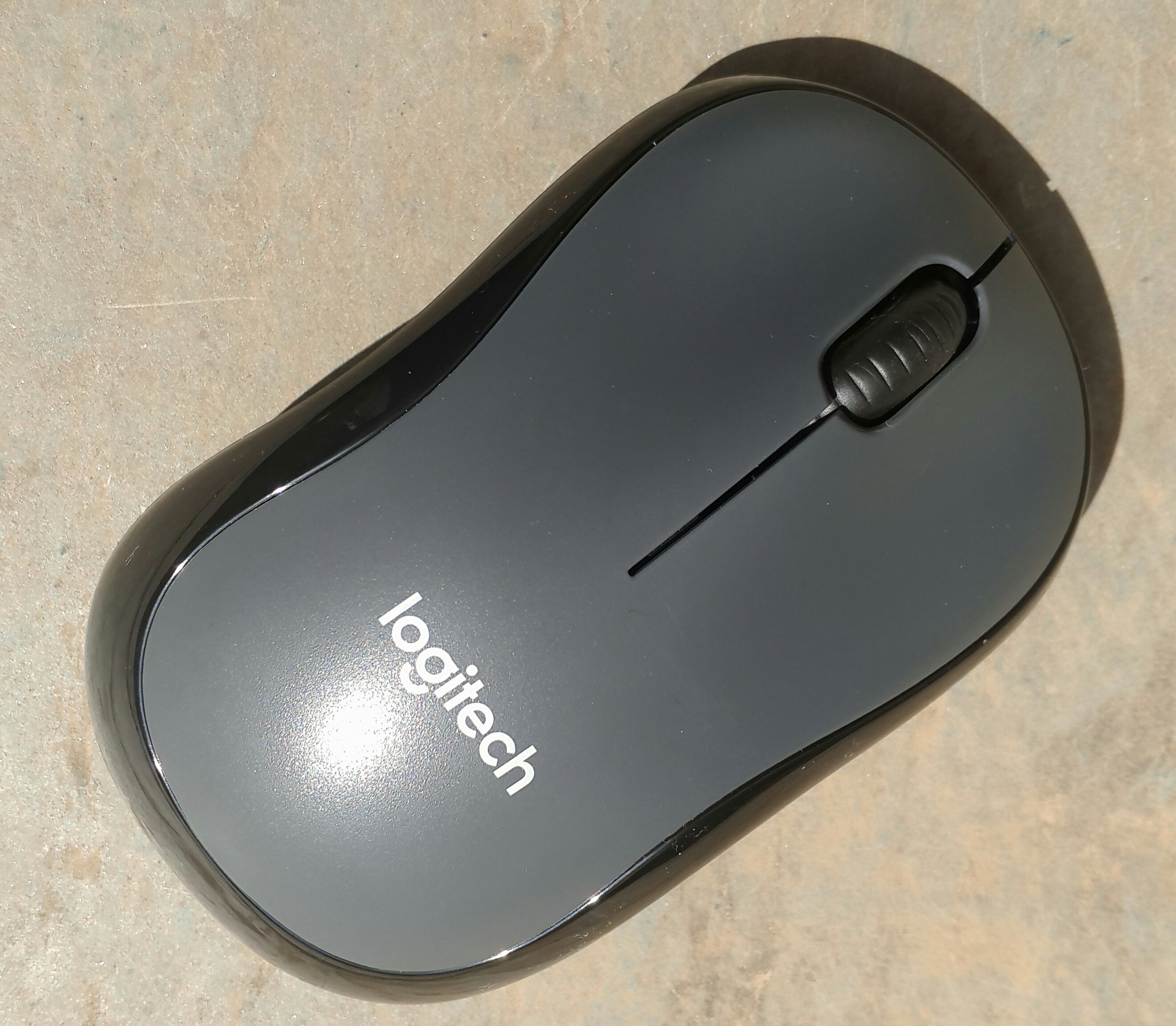 拆罗技无线鼠标的方法,拆一个全新的罗技m220无线鼠标