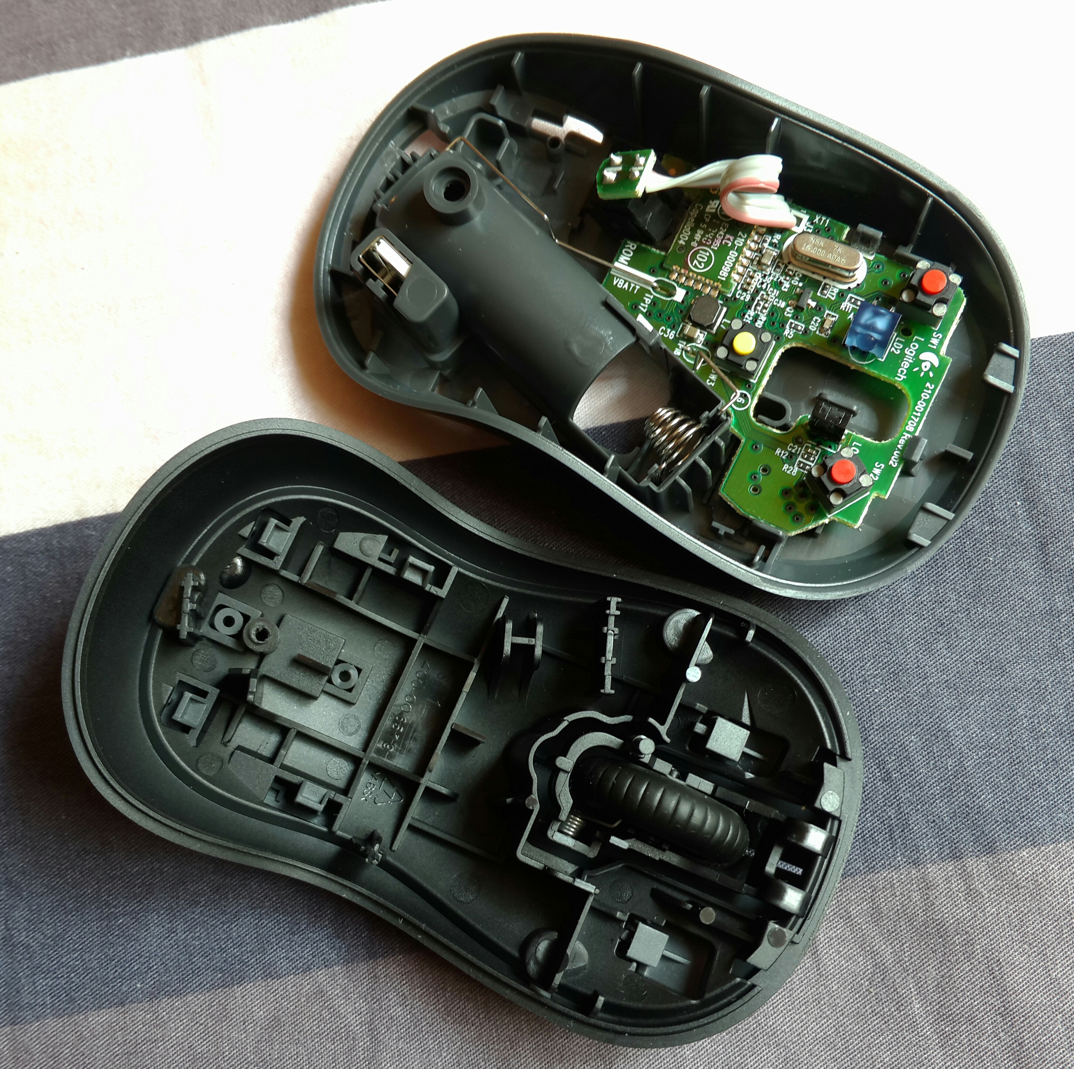 拆罗技无线鼠标的方法,拆一个全新的罗技m220无线鼠标