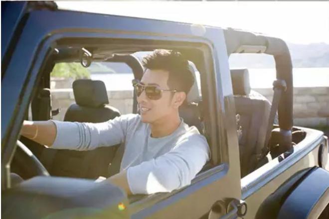 开车到底是带墨镜还是偏光镜,开车适合戴太阳镜还是偏光镜