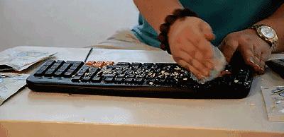 清洁软胶帮你清洁家里每个角落,清洁软胶如何把上面的污垢搞掉