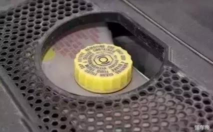 仪表上的警示灯全都亮是怎么回事,汽车仪表亮红灯是什么原因