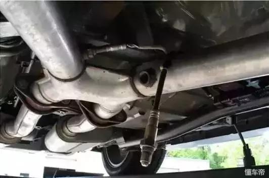 仪表上的警示灯全都亮是怎么回事,汽车仪表亮红灯是什么原因