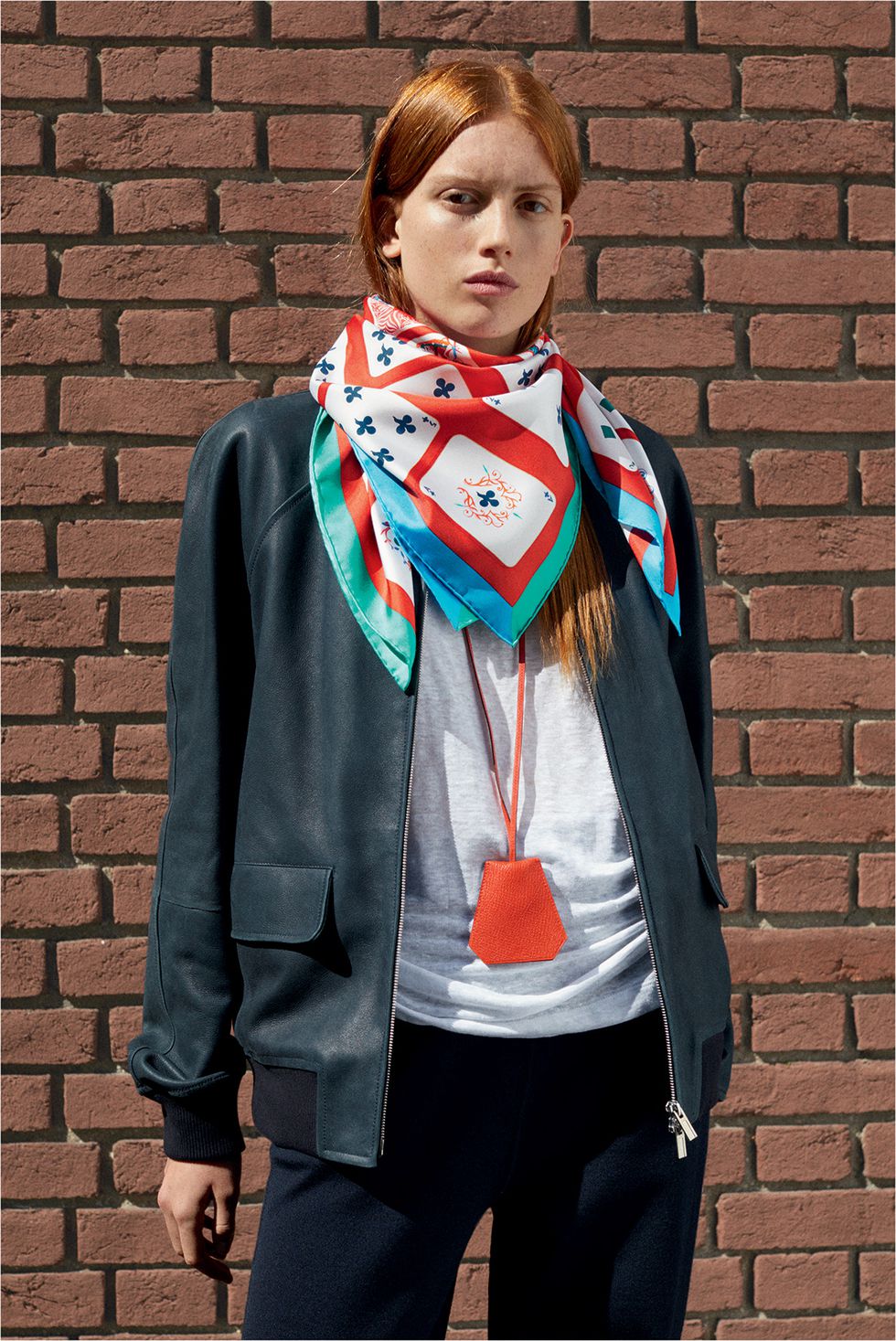 入手一条爱马仕的丝巾，超过5种以上穿搭打法，只看你会不会运用