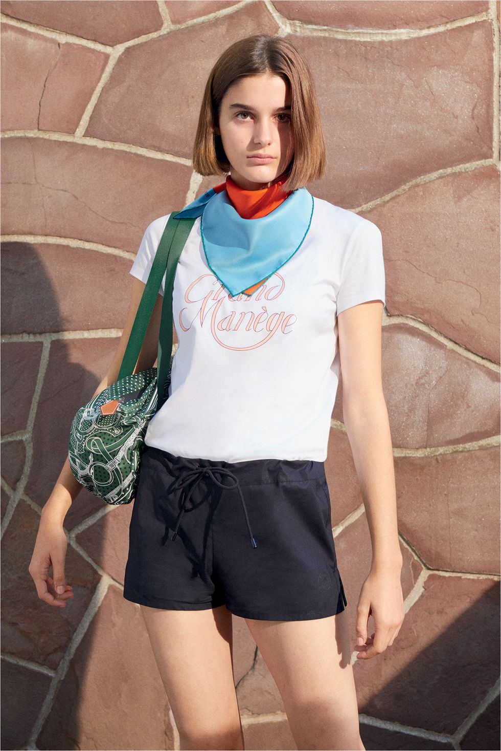 入手一条爱马仕的丝巾，超过5种以上穿搭打法，只看你会不会运用