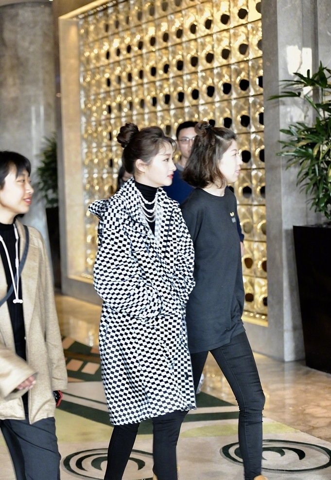 关晓彤穿风衣,关晓彤穿搭被吐槽10年前