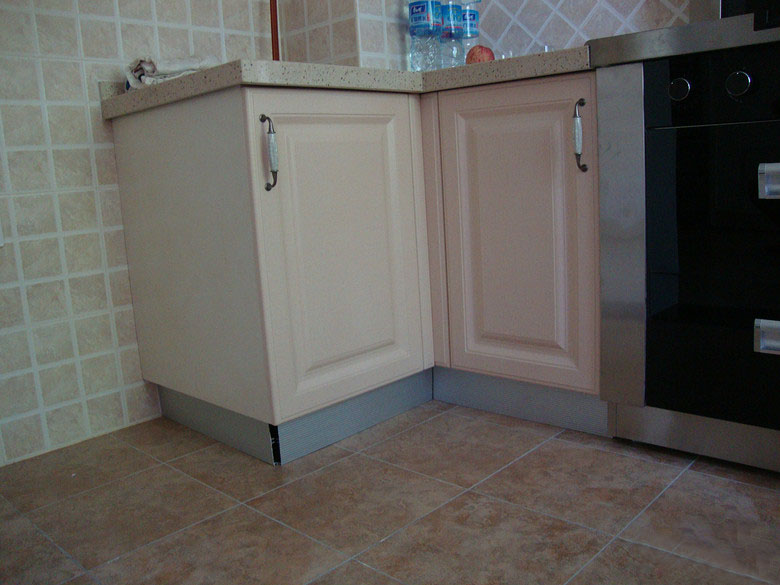 厨房橱柜下面用砖砌台子,厨房砌地台砌橱柜全过程