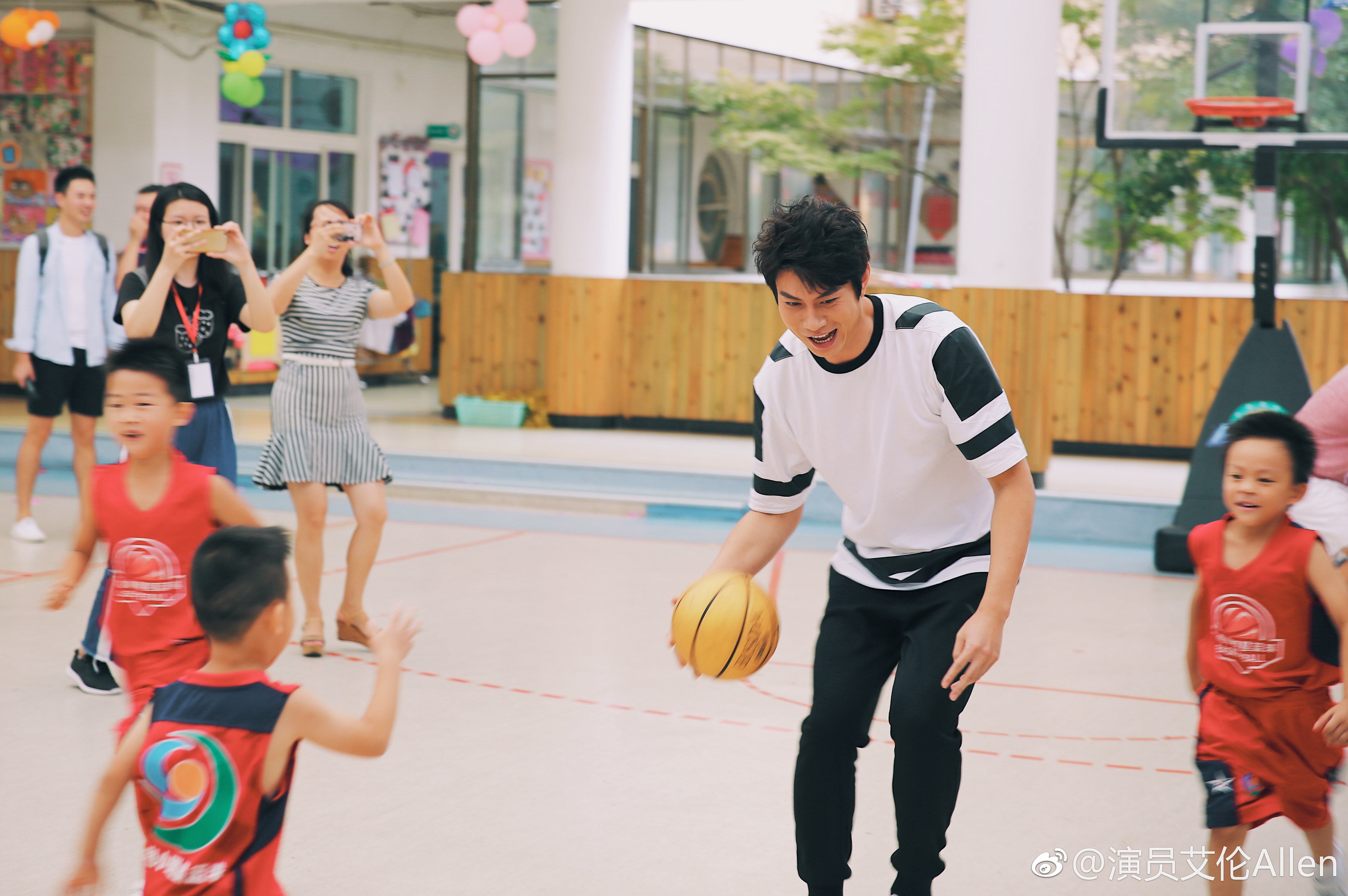 艾伦跑龙套,艾伦首次上春晚