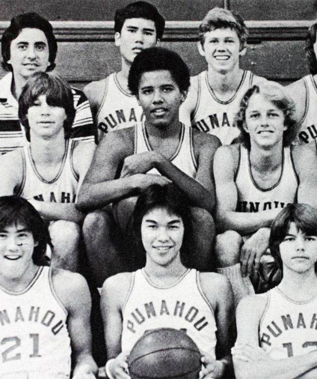 站着的霍金、18岁的希拉里、清纯的本拉登，朋友圈里最珍贵的照片