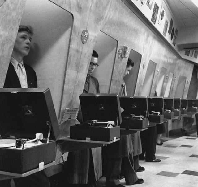 站着的霍金、18岁的希拉里、清纯的本拉登，朋友圈里最珍贵的照片