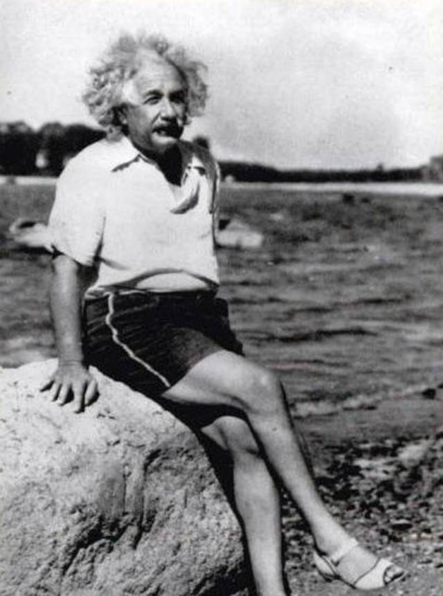 站着的霍金、18岁的希拉里、清纯的本拉登，朋友圈里最珍贵的照片