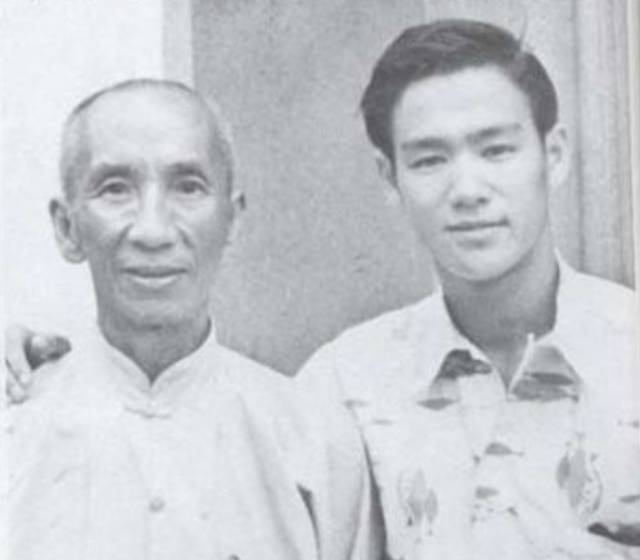 站着的霍金、18岁的希拉里、清纯的本拉登，朋友圈里最珍贵的照片