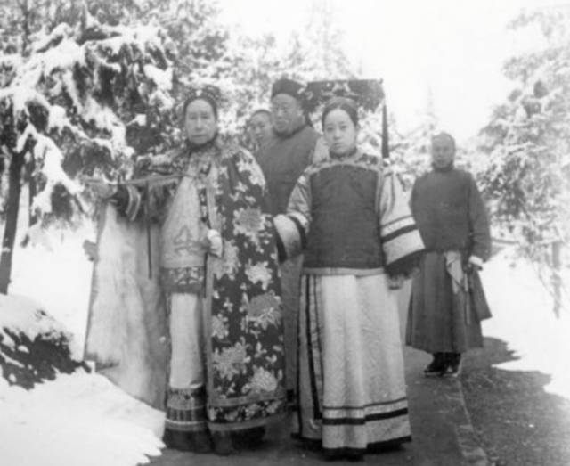 站着的霍金、18岁的希拉里、清纯的本拉登，朋友圈里最珍贵的照片