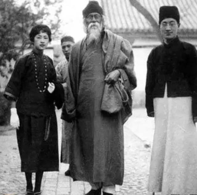 站着的霍金、18岁的希拉里、清纯的本拉登，朋友圈里最珍贵的照片