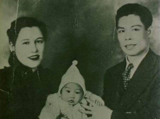 站着的霍金、18岁的希拉里、清纯的本拉登，朋友圈里最珍贵的照片