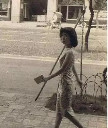 站着的霍金、18岁的希拉里、清纯的本拉登，朋友圈里最珍贵的照片