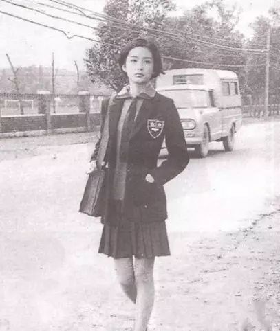 站着的霍金、18岁的希拉里、清纯的本拉登，朋友圈里最珍贵的照片