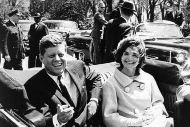 站着的霍金、18岁的希拉里、清纯的本拉登，朋友圈里最珍贵的照片