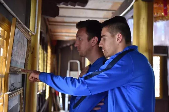 读本专题丨这群老外在芒市:在赛场上奔跑,在美景中流连