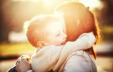 父母三观不正导致出现熊孩子案例,三观尽毁的熊孩子