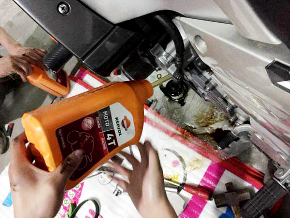 摩托车如何正确使用离合,摩托车如何正确使用油门和刹车