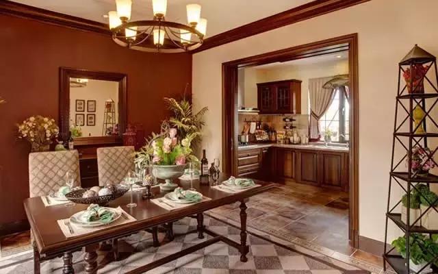 餐桌忌用以嘴找食,三角饭桌的讲究