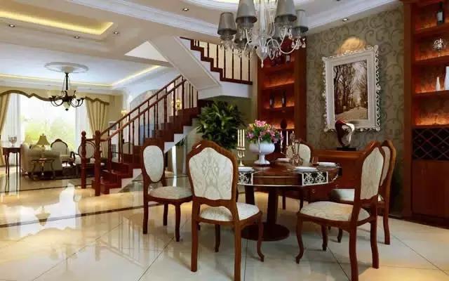 餐桌忌用以嘴找食,三角饭桌的讲究