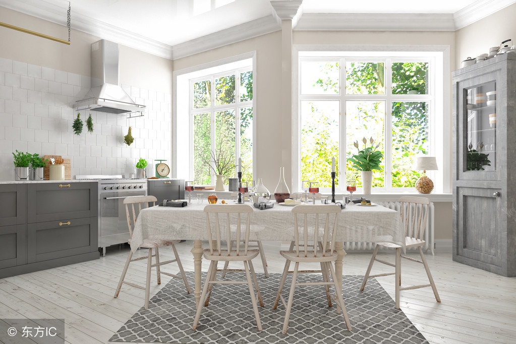 餐桌忌用以嘴找食,三角饭桌的讲究