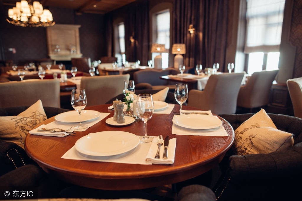 餐桌忌用以嘴找食,三角饭桌的讲究